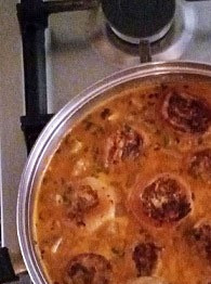 1. Этап. Ленивые пельмени в томатно-сметанном соусе: Добавить соль, чеснок, пропущенный через пресс, сметану, перемешать, влить 1,5 стакана воды, довести до кипения, скорректировать на соль. Уменьшить огонь, выложить ленивые пельмени не плотно в один слой, тушить под крышкой до готовности (примерно 20 минут). Иногда помешивать соус, аккуратно переворачивая пельмени. По мере необходимости, или в зависимости от желаемой густоты соуса, добавить воды.