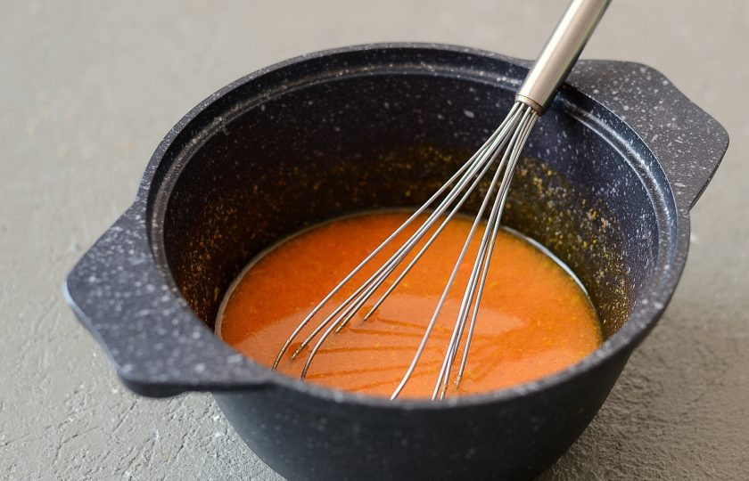 1. Этап. Морковный мармелад: Соедините в кастрюле сок, агар-агар и морковный жмых. Добавьте сахар и пряности. Доведите до кипения, проварите 1-2 минуту и снимайте с плиты.