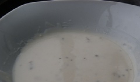 1. Этап. Салат Цезарь по-домашнему: Чеснок растереть с солью и перцем. Добавить яйца, горчицу и лимонный сок. Хорошо взбить. Затем, не прекращая взбивать соус, постепенно ввести масло. По степени густоты заправка должна напоминать жидкую сметану или кефир.