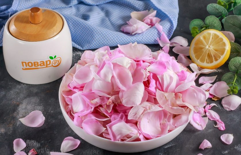 1. Этап. Варенье из розовых лепестков: Подготовьте указанные ингредиенты. Лепестки роз соберите, удалите подвявшие и оставьте примерно на 1-2 часа на столе или вынесите на балкон, в прихожую. В течение этого времени из них вылезут все насекомые. Используйте только чайные розы, иначе варенье приобретет мыльный вкус!