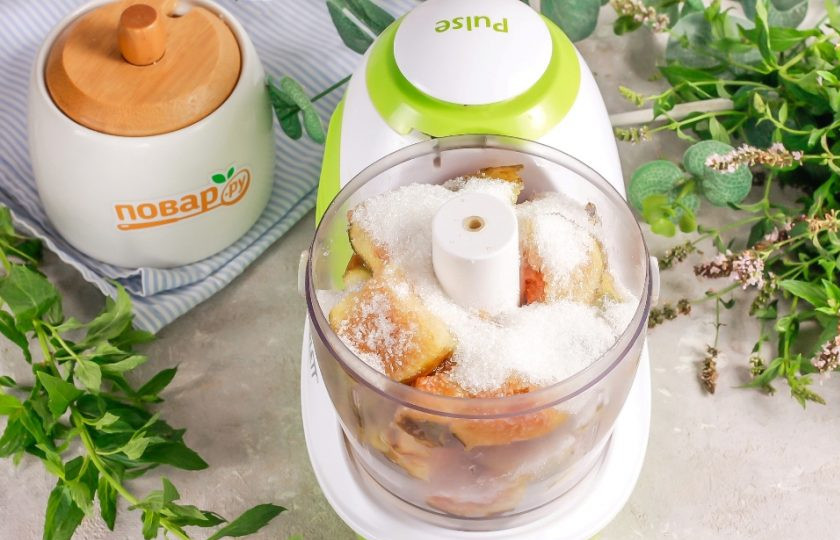 1. Этап. Инжир на зиму без варки: Всыпьте сахарный песок, оставляя 2-3 ст.л. для создания сахарной пробки в банке.