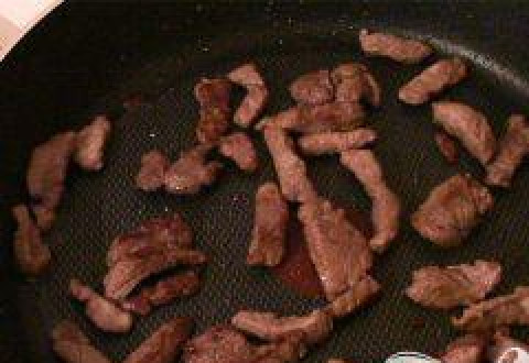 1. Этап. Салат Калейдоскоп: Нарезаем свинину соломкой, солим и поджариваем в растительном масле до готовности.