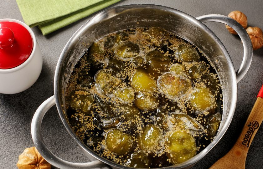 1. Этап. Цукаты из физалиса: Готовьте при слабом кипении около 5 минут, после чего снимите с плиты и оставьте при комнатной температуре на 5-6 часов. Можно оставить на ночь.