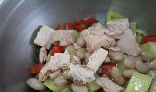 1. Этап. Деревенский испанский салат с тунцом: Добавить обсушенный тунец. Тунец отличного качества.