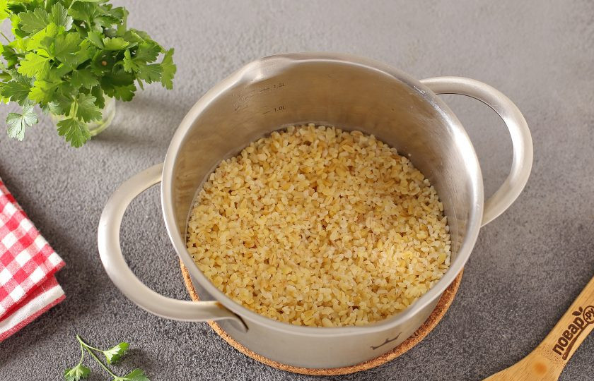 1. Этап. Салат с булгуром и баклажанами: Параллельно промойте булгур, залейте водой, посолите и отварите в течение 5 минут, затем накройте крышкой и дайте постоять еще 15 минут.