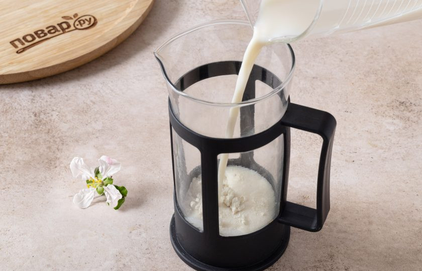 1. Этап. Протеиновый кофе: Во френч-пресс насыпьте протеин, затем влейте молоко. Если у вас протеин плохо размешивается, то предварительно можно подогреть молоко.