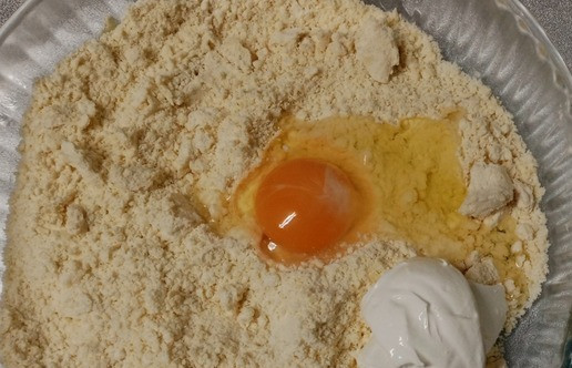 1. Этап. Пирог с консервированным тунцом: Холодное сливочное масло натереть на крупной тёрке. Добавить муку и щепотку соли, хорошо растереть, добавить яйцо и сметану, замесить крутое тесто.