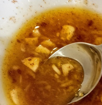 1. Этап. Цуккини, запечённые с фетой, с лимоном: В отдельной ёмкости смешать сок и цедру 2-х лимонов, оливковое масло, перец чили, чеснок, мед, и 1 чайную ложку соли.