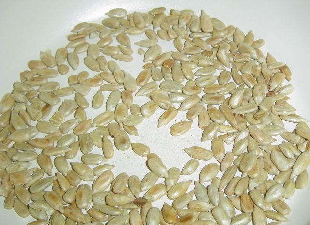 1. Этап. Морковный салат: 1. Семечки покупаю уже очищенные и несоленые. Если таких нет, можно почистить их самому заранее. Сковороду ставлю на средний огонь, через 1-2 минуты отправляю на неё очищенные семечки. Немного обжариваю их, так получу приятный запах и подсушу семена одновременно.