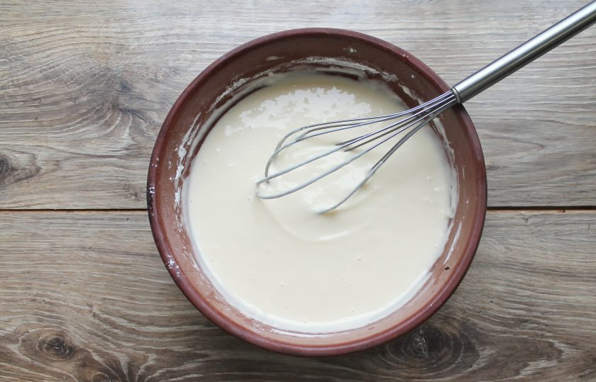 1. Этап. Блинчики с вишней и маскарпоне: Все перемешайте до однородного теста и оставьте на 30 минут. Затем, быстро мешая до однородности, влейте кипяток. Влейте растительное масло и немного перемешайте.