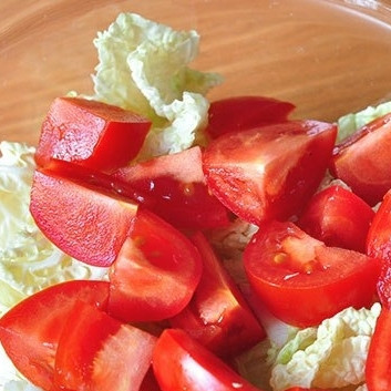 1. Этап. Салат с копченой куриной грудкой: Капусту нарезаем крупно, помидоры - небольшими кубиками. Кладем в салатницу.