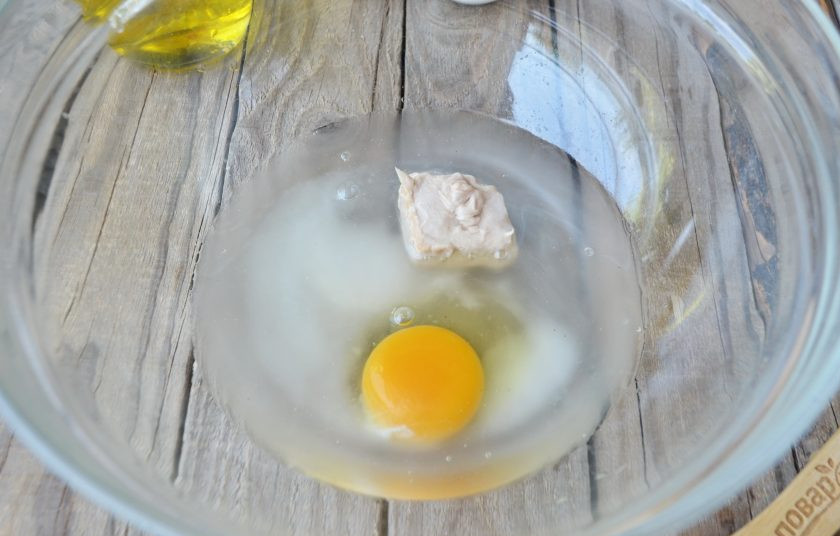 1. Этап. Пирожки с капустой (мастер-класс): Влейте стакан теплой воды, уксус. Растворите все ингредиенты.