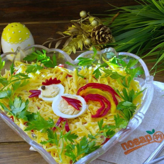Салат Петушок с курицей и помидорами
