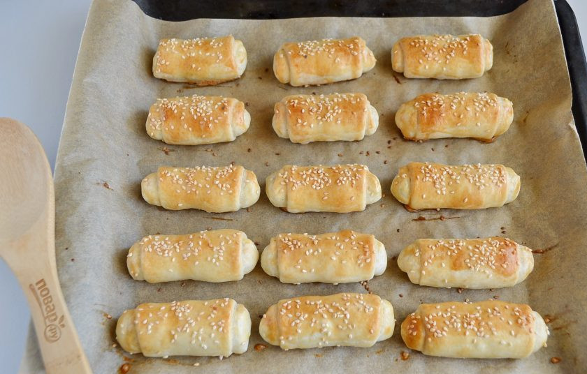 1. Этап. Молдавские пирожки с рисом Вэрзэре: Выпекайте при 200 градусах минут 25-30.