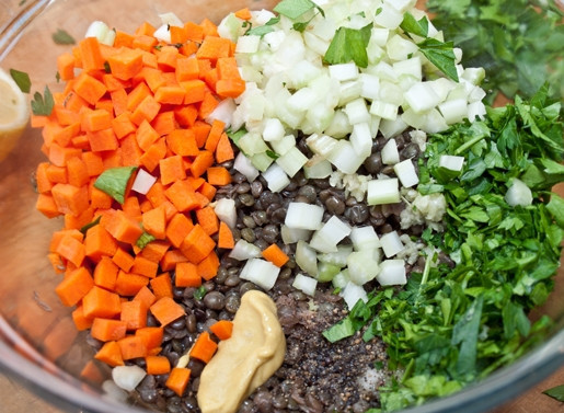 1. Этап. Салат из чечевицы с козьим сыром: 4. Теперь соедините все ингредиенты из рецепта, кроме сыра.