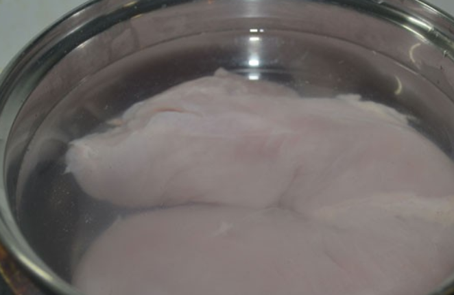 1. Этап. Запеканка под соусом бешамель: В кипящей, подсоленной воде отварите до готовности макароны. В отдельной кастрюле варим промытое куриное филе (в кипящей воде 20 минут).