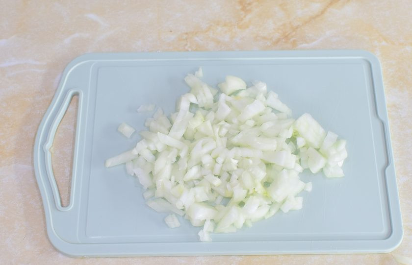 1. Этап. Классический соус Маринара: Лук очистите, ополосните в холодной воде и мелко нарежьте.