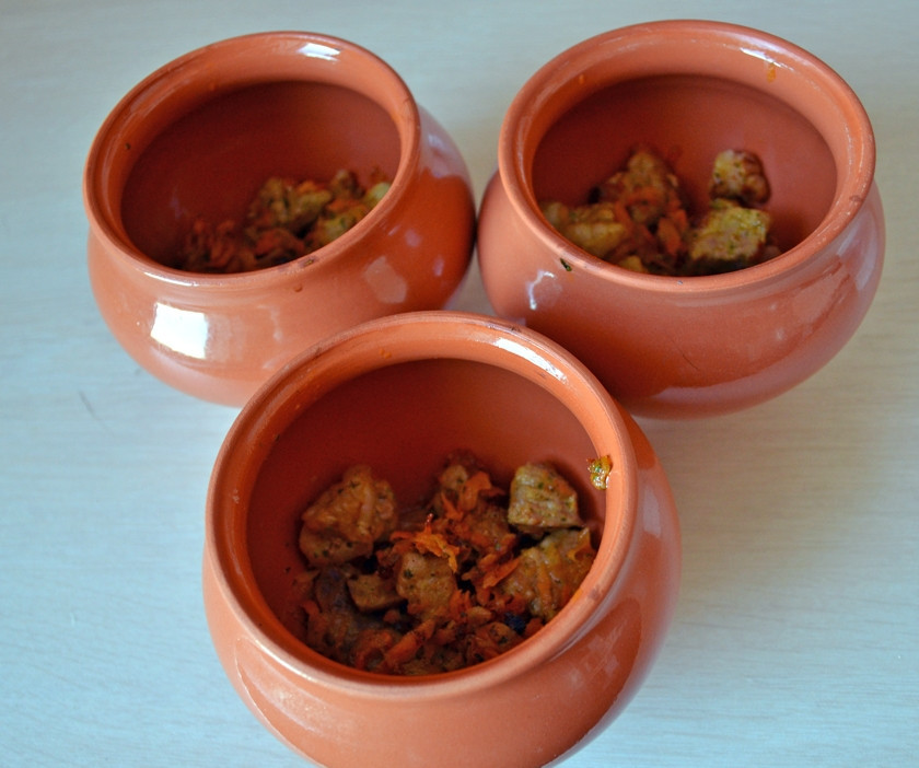 1. Этап. Плов в горшочке в духовке: Раскладываем по горшочкам мясо, лук с морковью, специи, соль.