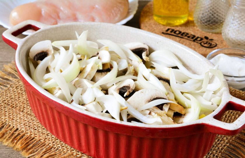 1. Этап. Куриные грудки с картошкой и грибами: На картофель выложите слой лука и шампиньонов. Овощи посолите и поперчите.