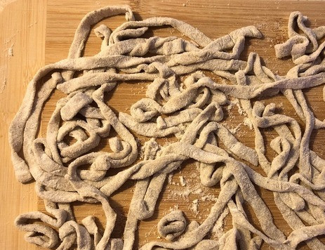 1. Этап. Домашняя лапша Соба: Стряхиваем лишнюю муку и варим 4-6 минут (в зависимости от толщины).