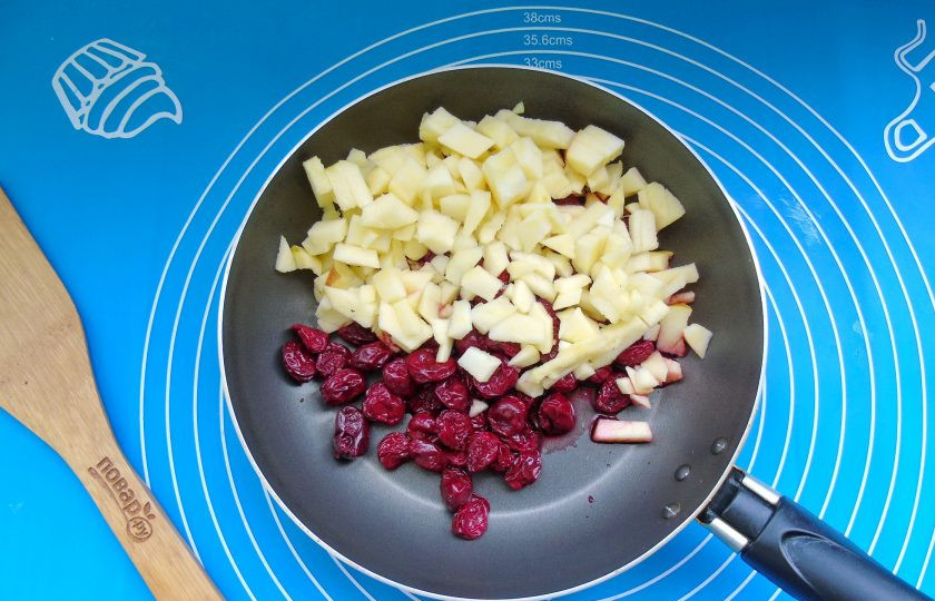 1. Этап. Пирожки с яблоками и вишней: Пока тесто подходит, подготовьте начинку из вишни и яблок. В сковороду или сотейник выложите вишню без косточек и нарезанные яблоки.