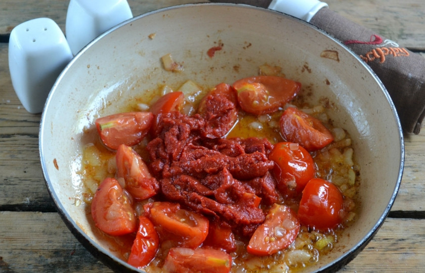 1. Этап. Каннеллони с фаршем под томатным соусом: Добавьте томатную пасту и немного воды. Потушите под крышкой минут 10.