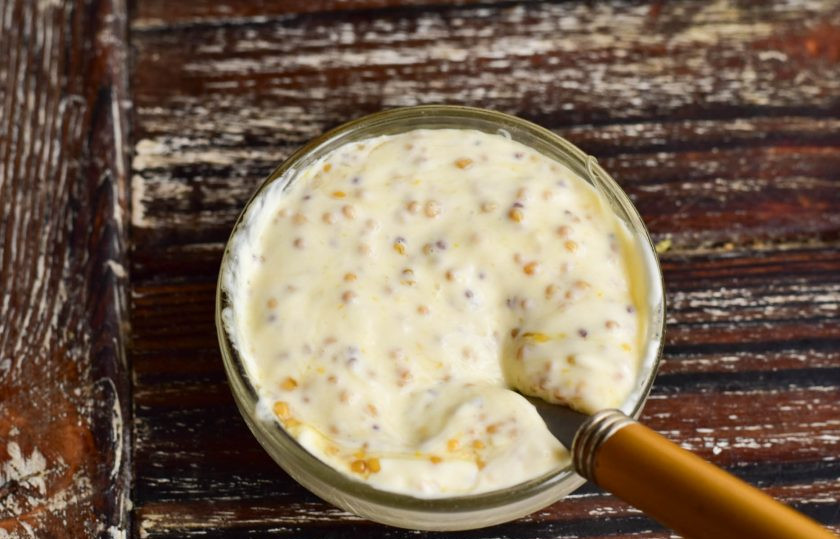 1. Этап. Мясо по-здоровски: В миске соедините майонез и горчицу зернами.