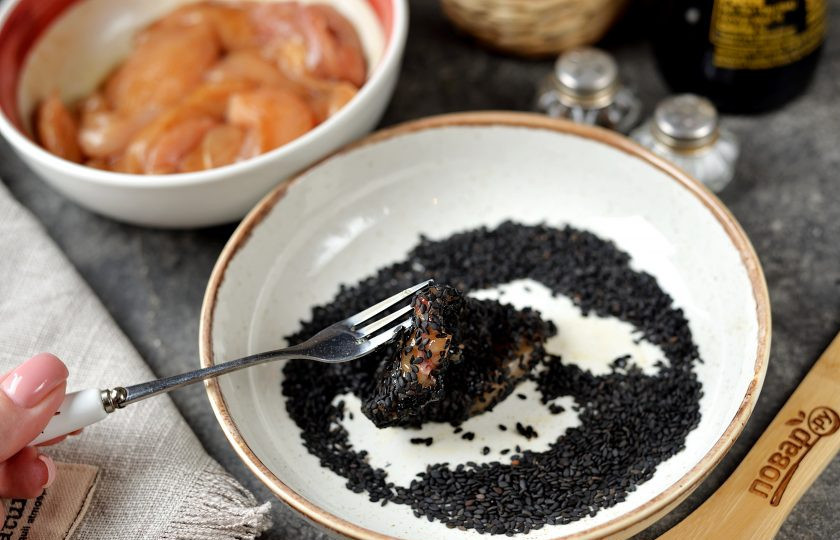 1. Этап. Куриное филе обжаренное в кунжуте Куриный козинак: Запанируйте в кунжуте. Совершенно необязательно, чтобы курица была покрыта кунжутом полностью.