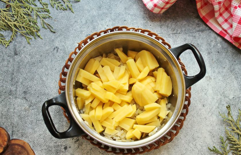 1. Этап. Суп из фенхеля и сельдерея: Картофель порежьте средней соломкой и выложите в кастрюлю.