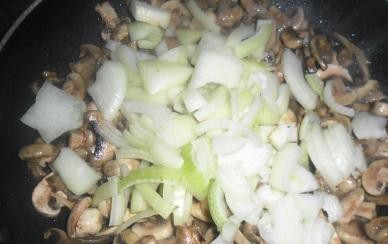 1. Этап. Отбивные из говядины с грибами: Когда они поменяют цвет, добавляем нарезанный репчатый лук, солим, перчим и жарим до готовности еще несколько минут.