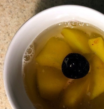 1. Этап. Желе за 10 минут: Если не соблюдать предложенные пропорции желатина с замороженными фруктами, то желе не застынет так быстро при комнатной температуре. Примером является желе с манго и вишней, где их количество было примерно 65 г.