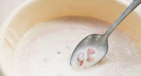 1. Этап. Творожный торт с клубникой: К творожной массе добавьте клубнику, порезанную кусочками, и печенье. Перемешайте.