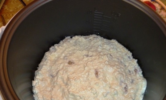 1. Этап. Запеканка в мультиварке Филипс: Смажьте чашу мультиварки 