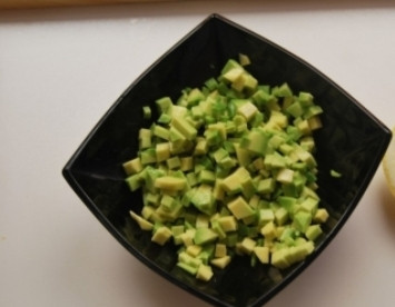 1. Этап. Салат сливочный: Для салата лучше всего выбрать спелые плоды. Чистим авокадо, удаляем косточку. Затем нарезаем мякоть мелкими кубиками. Сбрызгиваем соком лимона, чтобы авокадо не потемнел.