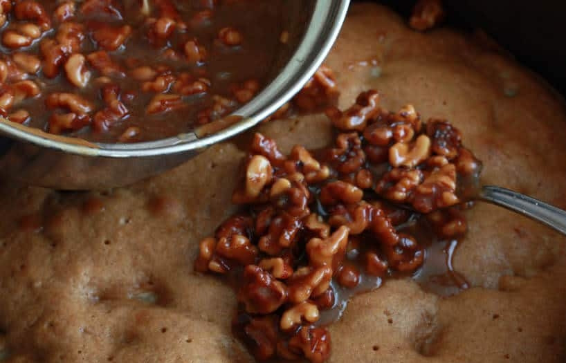 1. Этап. Пирог с грушами и орехами: 13. Выложите орехово-карамельный соус на еще горячий пирог и равномерно его распределите.