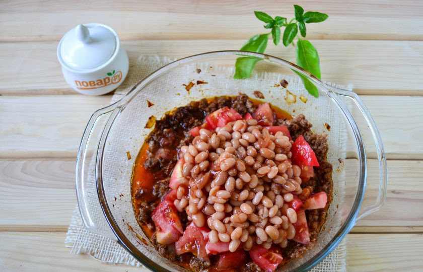 1. Этап. Жаркое из говяжьего фарша, помидоров и фасоли: Отправьте в кастрюлю помидоры и консервированную фасоль. Проверьте на соль, если нужно, добавьте еще. Тушите жаркое на огне меньше среднего 10-15 минут до готовности фарша.