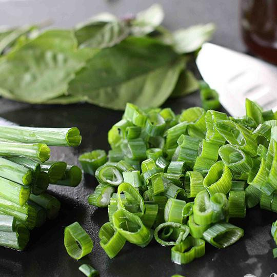 1. Этап. Китайский суп из говядины с лапшой: Снимите с огня, добавьте порезанный лук, базилик. Приправить солью и перцем по вкусу. Поделите лапшу на порции и залейте готовым супом. Приятного аппетита.