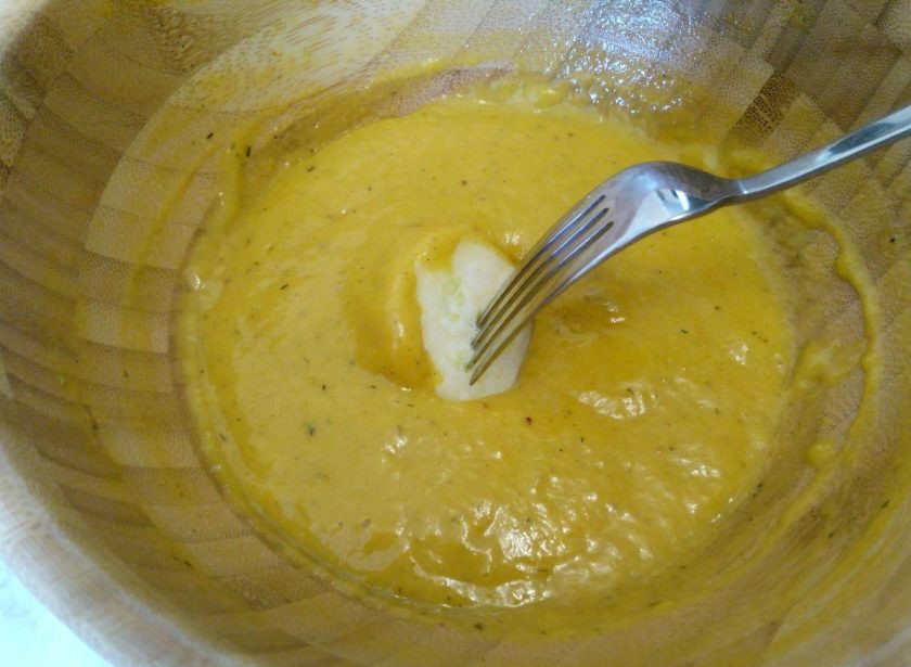 1. Этап. Кабачковые наггетсы в духовке: Окуните каждый кусочек кабачка в густой кляр, используя для удобства вилку.