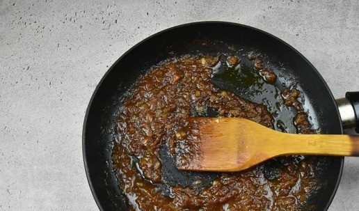 1. Этап. Коронационная индейка: Для соуса разогрейте на среднем огне оливковое мало. Пассеруйте нарезанный мелким кубиком репчатый лук. Добавьте томатную пасту, сливочное масло и карри. Влейте вино, добавьте абрикосовый джем и сок лимона. На медленном огне уварите соус в течение 5 минут.