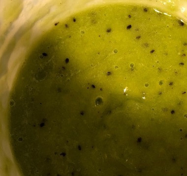 1. Этап. Сферические смузи-снежки из киви: 1. Моем киви. Желательно брать спелые фрукты. 2. Очищаем от кожицы. 3. Делаем смузи с помощью блендера.