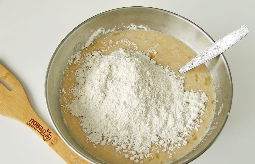 1. Этап. Овсяные блинчики на молоке: Перемешайте все еще раз и добавьте муку и соду.