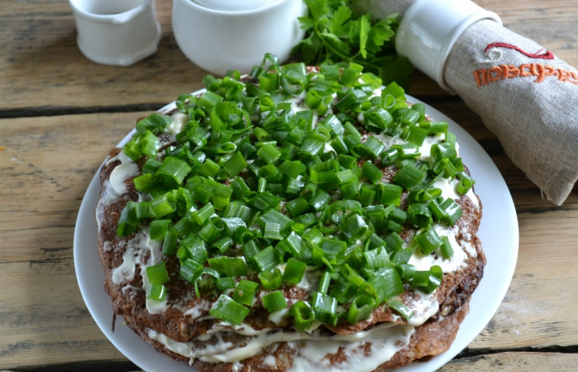 1. Этап. Печеночный торт: 10. Сверху украсьте мелко рубленной зеленью. Оставьте пирог на 1 час, чтобы он пропитался. Приятного аппетита!