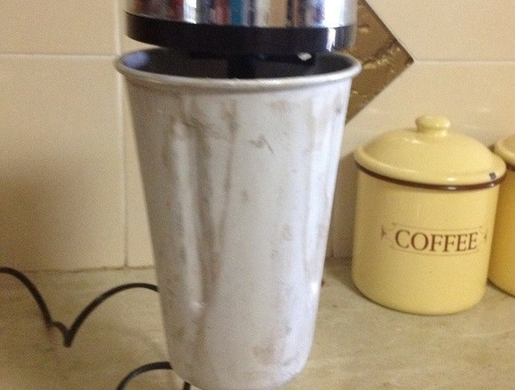 1. Этап. Коктейль Молочный с мороженым и бананом: 5. Взбейте коктейль до образования однородной массы. Перелейте коктейль в стакан и сразу подавайте.