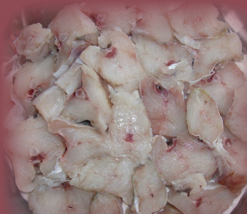 1. Этап. Минтай тушеный в майонезе: Сверху выкладываем следующий слой рыбы.