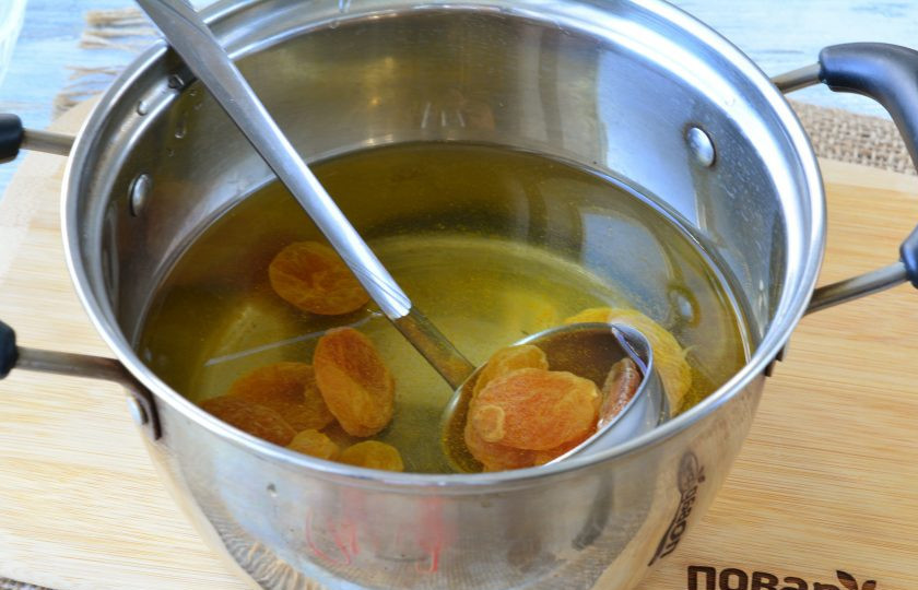 1. Этап. Компот из кураги для грудничка: Варите компот при небольшом кипении 15 минут. Затем дайте напитку настояться под крышкой 20-25 минут. Компот станет красивого светло-желтого оттенка.