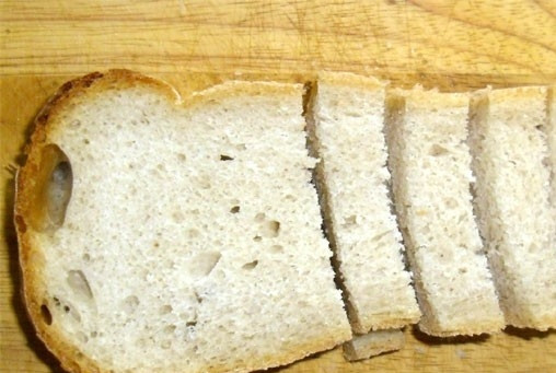 1. Этап. Гренки с чесноком в духовке: Теперь каждый ломтик нарезает на брусочки.