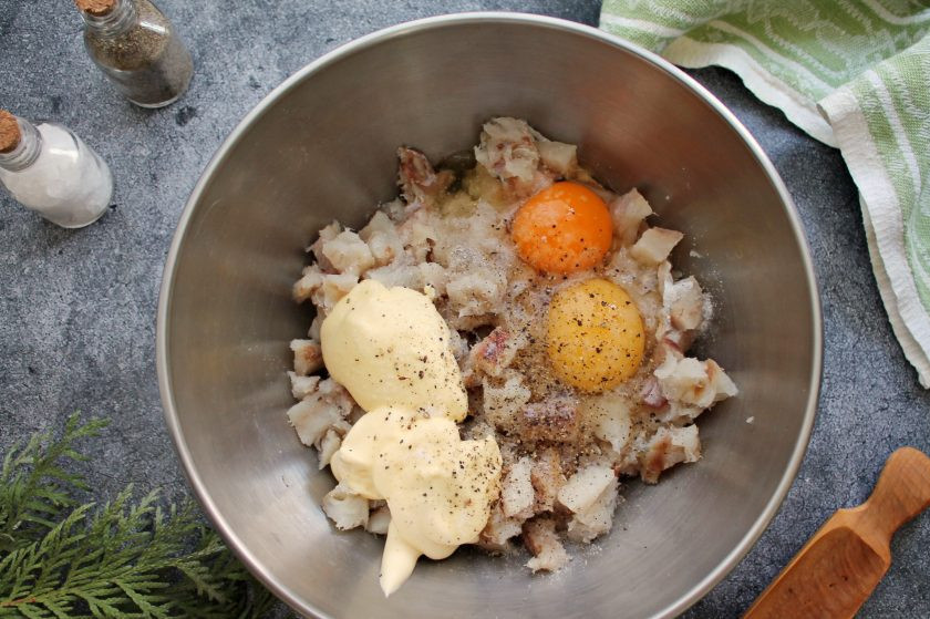 1. Этап. Рубленые рыбные котлеты из минтая: Вбейте в миску яйца, посолите, поперчите и выложите майонез. Все хорошо перемешайте.