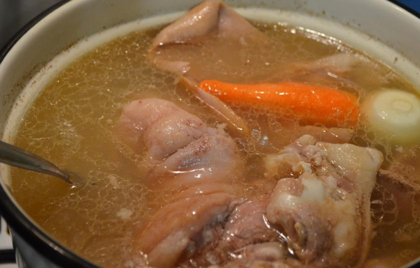 1. Этап. Холодец из свинины и говядины: 4. Спустя 6 часов добавьте соль, лук, морковь, лавровый лист, можно перец горошком и варите еще час.