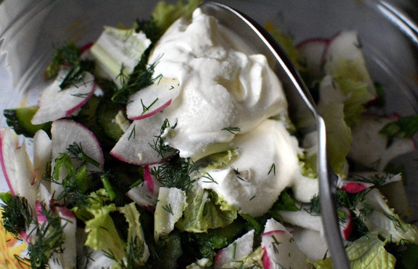 1. Этап. Летний салат с редисом и черемшой: Заправьте салат свежей сметаной, слегка посолив (лучше морской солью).