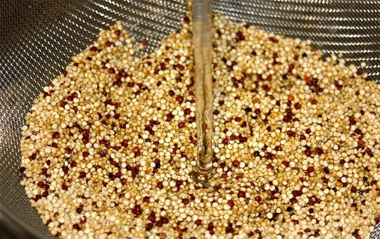 1. Этап. Киноа с булгуром: 2. Первое, что предполагает рецепт приготовления киноа с булгуром - это промывание крупы. Выложите ее в дуршлаг и под проточной водой промойте как следует несколько раз.